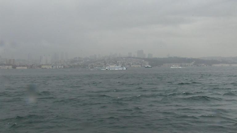 Taksimde yağmur Üsküdarda sis etkili oluyor