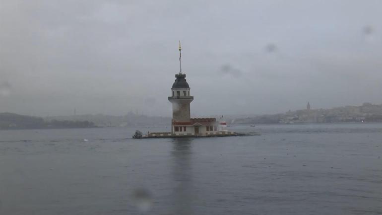 Taksimde yağmur Üsküdarda sis etkili oluyor