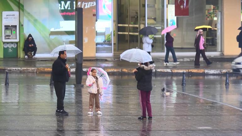 Taksimde yağmur Üsküdarda sis etkili oluyor