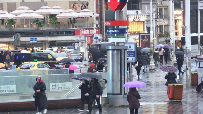 Taksimde yağmur Üsküdarda sis etkili oluyor