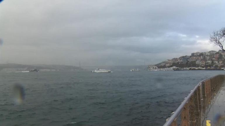 Taksimde yağmur Üsküdarda sis etkili oluyor