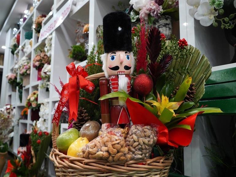 Yeni yıl sepetleri 3 bin liradan, canlı çamlar 1200 liradan alıcı buluyor