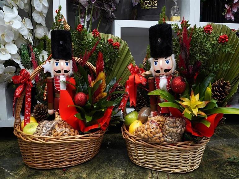 Yeni yıl sepetleri 3 bin liradan, canlı çamlar 1200 liradan alıcı buluyor