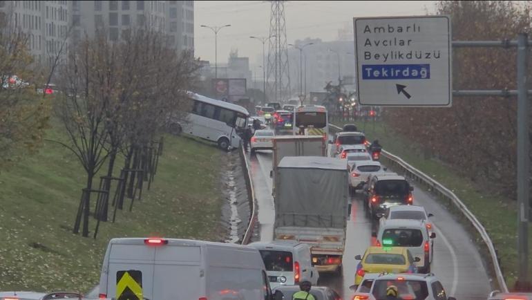 Esenyurt’ta bariyerlere çarpan servis midibüsü yoldan çıktı
