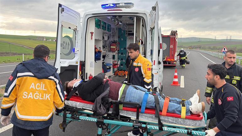 Lastiği patlayan otomobil, refüje çarpıp takla attı