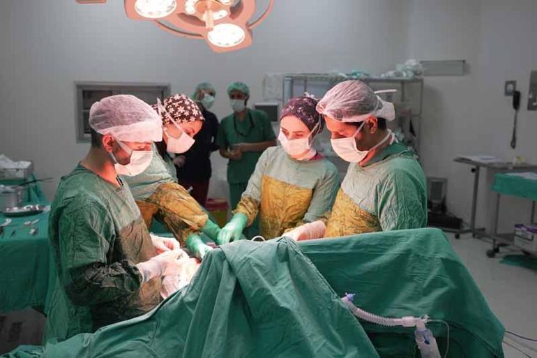 Karnından 2 kilo 200 gram ağırlığında tümör çıkarıldı