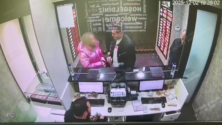 Kendisini Lübnanlı Murat olarak tanıtan şüpheli turist kadını ikna etmek için döviz bürosuna götürmüş