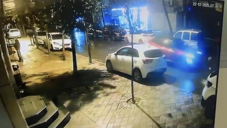 Zeytinburnu’nda park halindeki otomobile uzun namlulu silahla ateş açtılar; o anlar kamerada