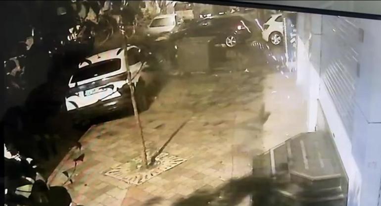 Zeytinburnu’nda park halindeki otomobile uzun namlulu silahla ateş açtılar; o anlar kamerada