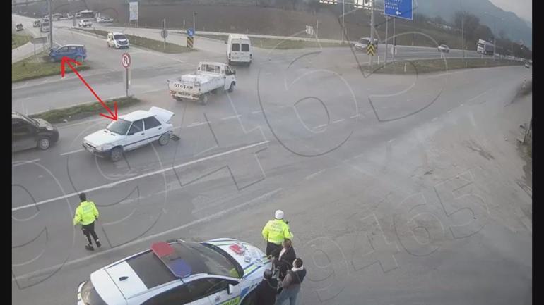 Kırmızı ışıkta bekleyen otomobile arkadan gelen otomobil çarptı; kaza kamerada