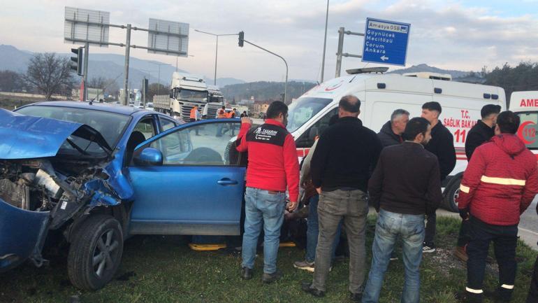 Kırmızı ışıkta bekleyen otomobile arkadan gelen otomobil çarptı; kaza kamerada