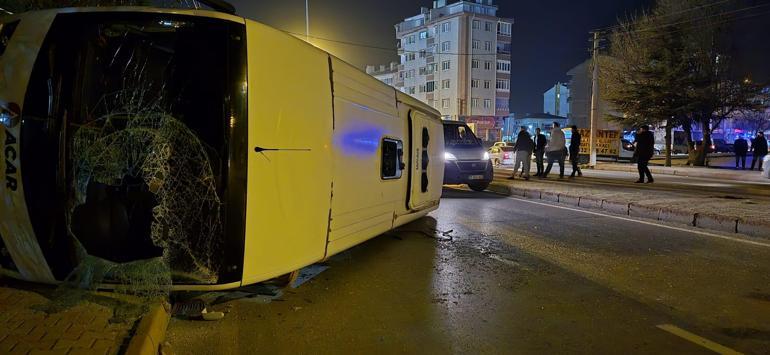 Otomobil ile çarpışan servis midibüsü devrildi; 13 yaralı