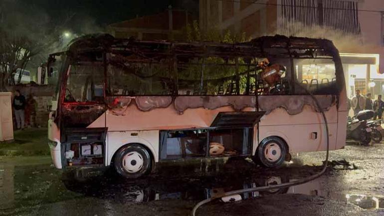 Midibüste çıkan yangın, park halindeki 5 motosiklete de sıçradı