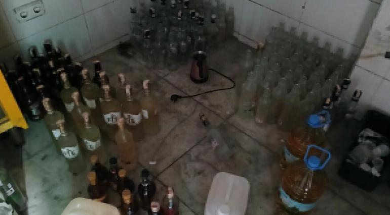 İzmirde yılbaşı öncesi sahte ve kaçak içki operasyonu; 3 tutuklama