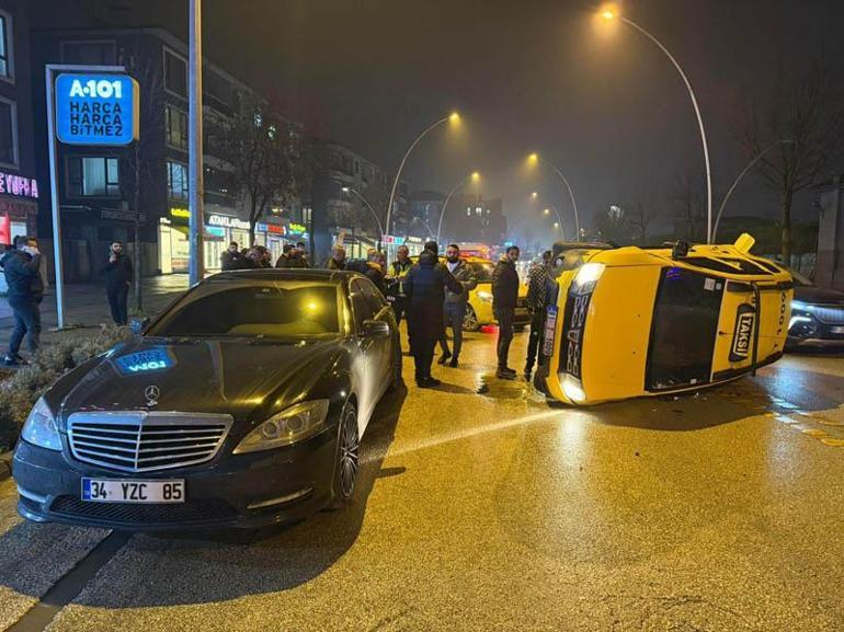 Taksinin park halindeki otomobile çarpıp devrildiği kaza kamerada