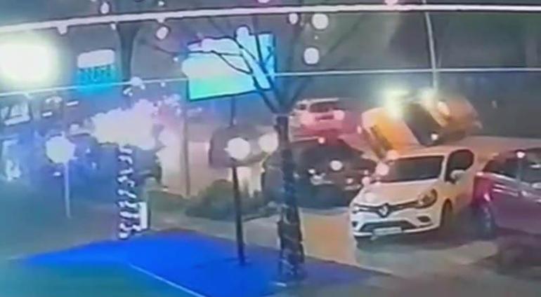 Taksinin park halindeki otomobile çarpıp devrildiği kaza kamerada