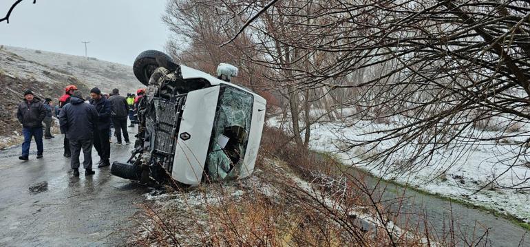 Sivasta öğrenci servisi devrildi: 15 yaralı