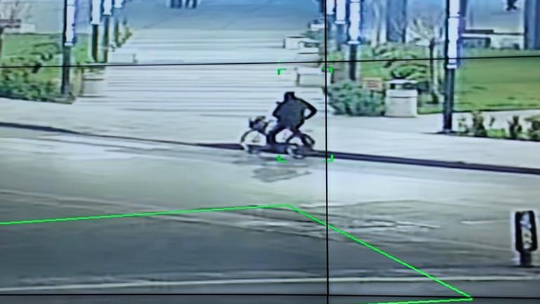 İçinde 40 bin lira olan çanta, belediye kameralarından tespit edilen sahibine teslim edildi