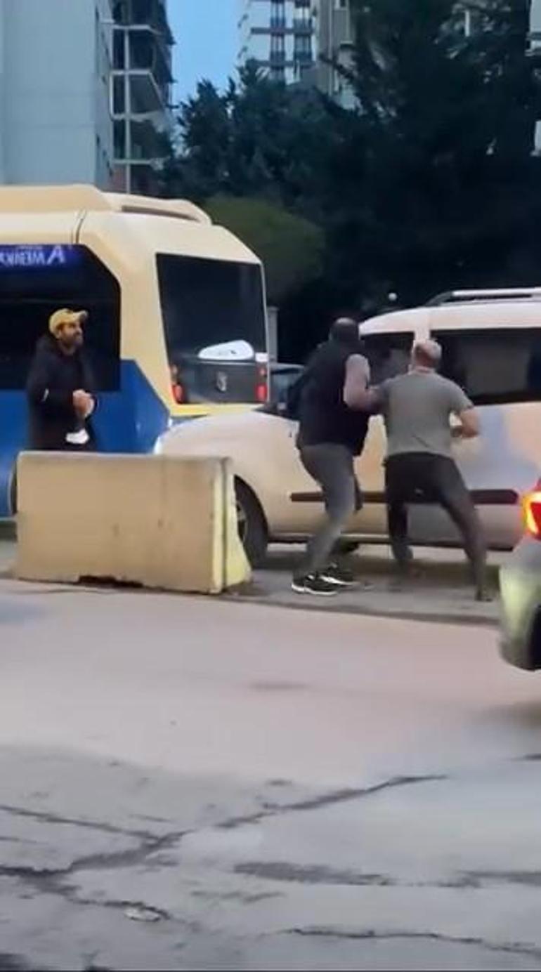 Kadıköy’de trafikteki sopalı kavga kamerada