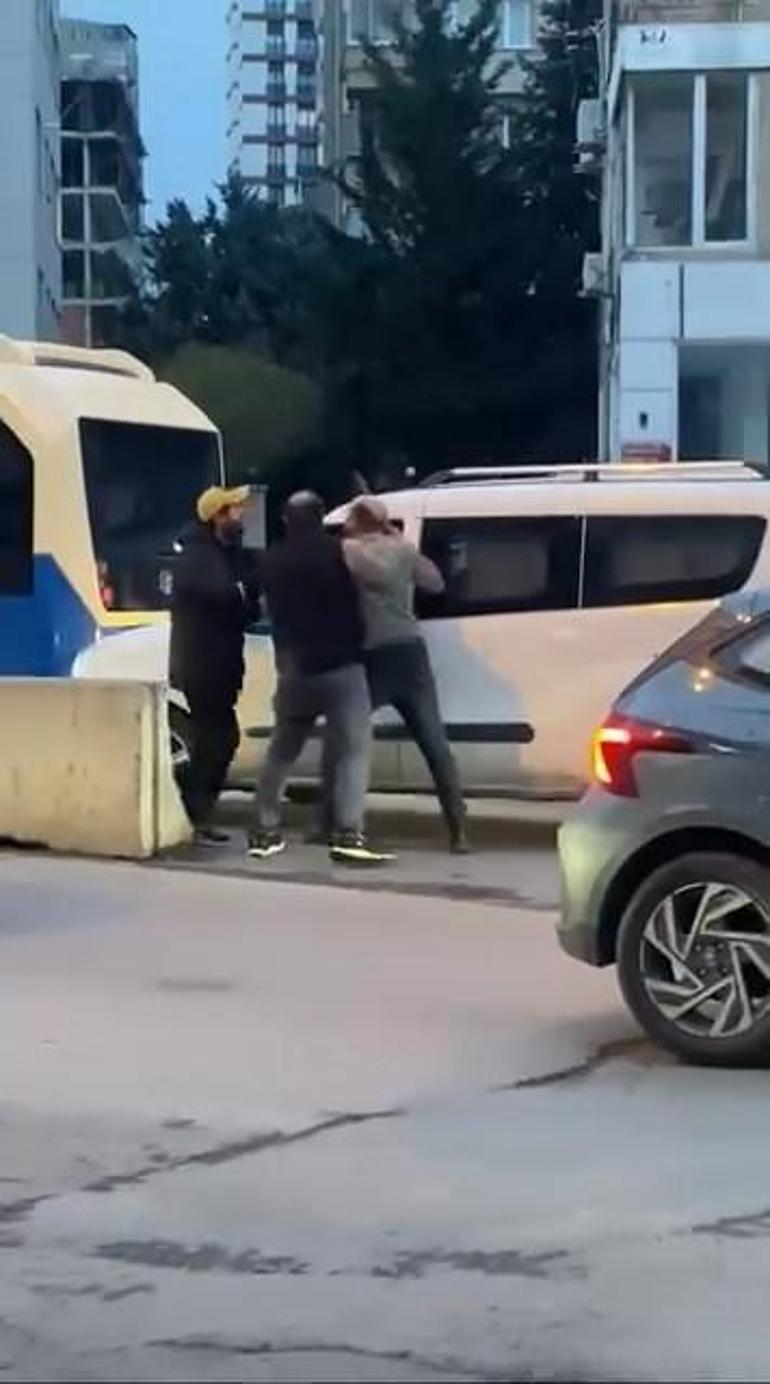 Kadıköy’de trafikteki sopalı kavga kamerada