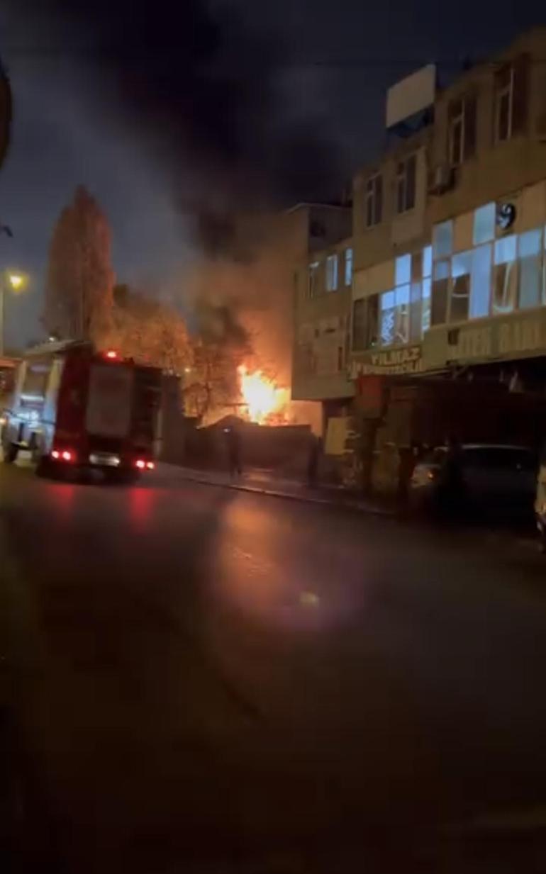 Sultanbeylide boya kaporta dükkanında yangın; 4 araç zarar gördü