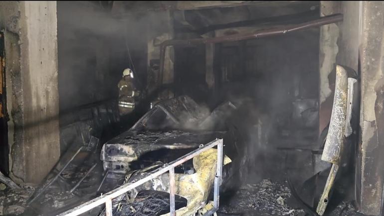 Sultanbeylide boya kaporta dükkanında yangın; 4 araç zarar gördü