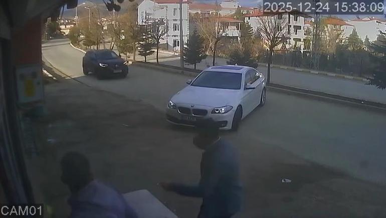 Geri giderek yola çıkan otomobil, arkadan gelen otomobille çarpıştı; kaza kamerada