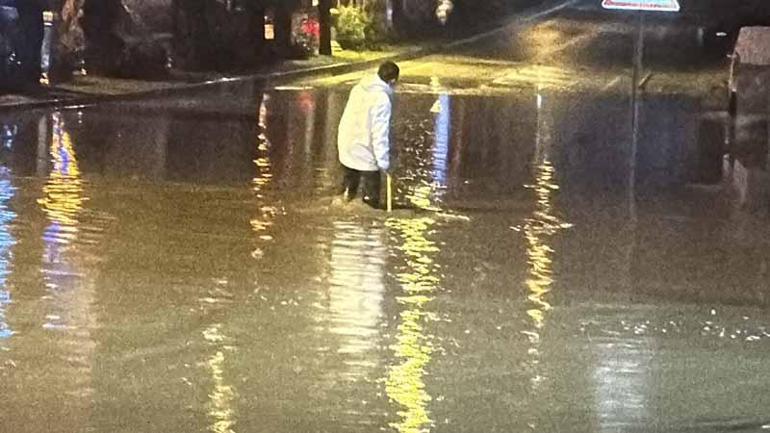 Bodrumda sağanak; evin istinat duvarı çöktü, yollar göle döndü