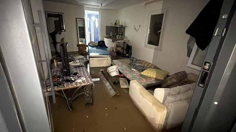 Bodrumda sağanak; evin istinat duvarı çöktü, yollar göle döndü