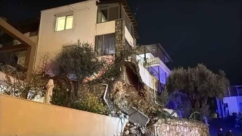 Bodrumda sağanak; evin istinat duvarı çöktü, yollar göle döndü