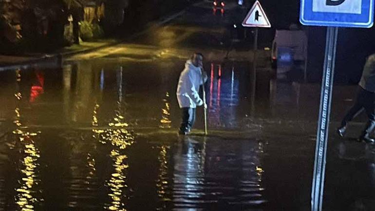Bodrumda sağanak; evin istinat duvarı çöktü, yollar göle döndü
