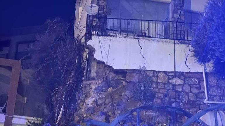 Bodrumda sağanak; evin istinat duvarı çöktü, yollar göle döndü