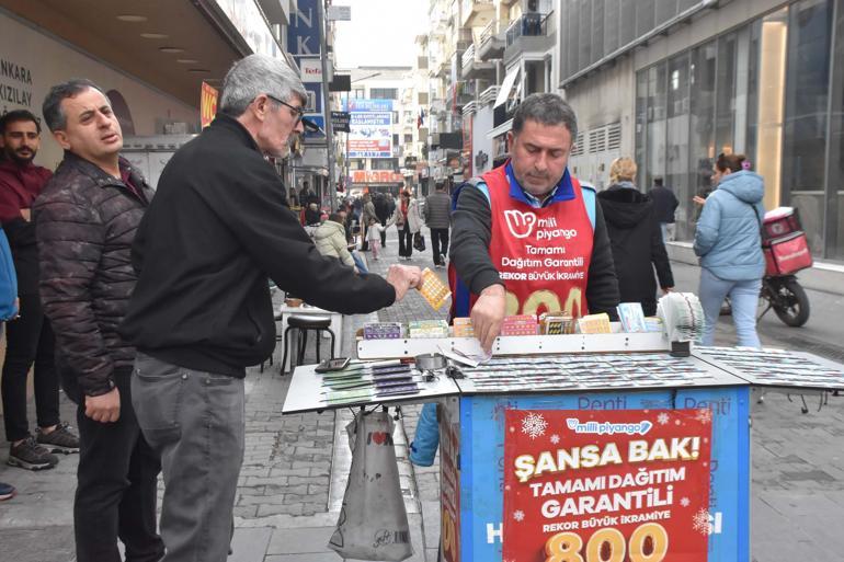 İzmirlilerden 800 milyon TL’lik rekor ikramiyeli Milli Piyango yılbaşı biletlerine yoğun ilgi