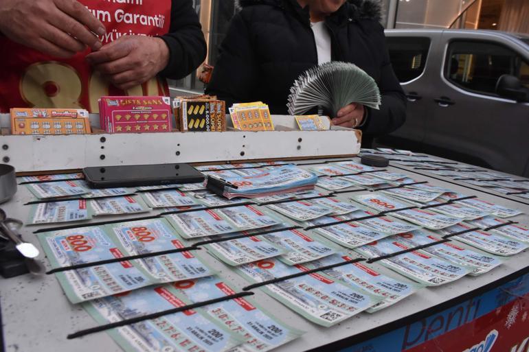 İzmirlilerden 800 milyon TL’lik rekor ikramiyeli Milli Piyango yılbaşı biletlerine yoğun ilgi