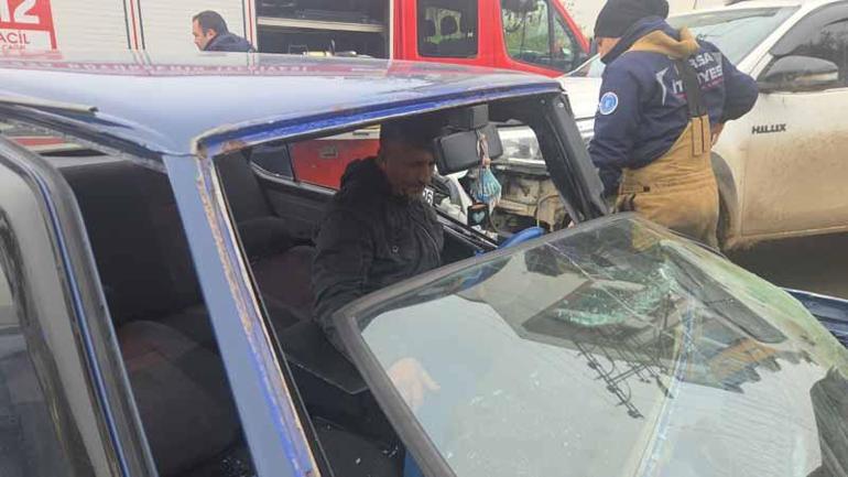 Ters yöne giren otomobille kamyonet çarpıştı; araçta sıkışan sürücüyü ekipler kurtardı