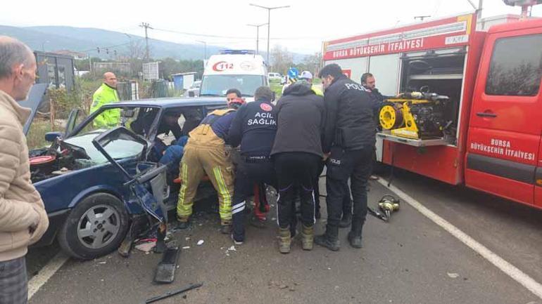 Ters yöne giren otomobille kamyonet çarpıştı; araçta sıkışan sürücüyü ekipler kurtardı