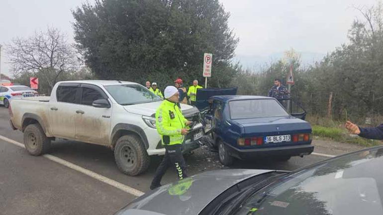 Ters yöne giren otomobille kamyonet çarpıştı; araçta sıkışan sürücüyü ekipler kurtardı