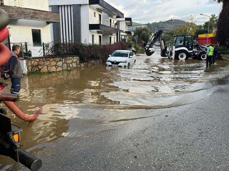 Bodrumda sağanak; evin istinat duvarı çöktü, yollar göle döndü