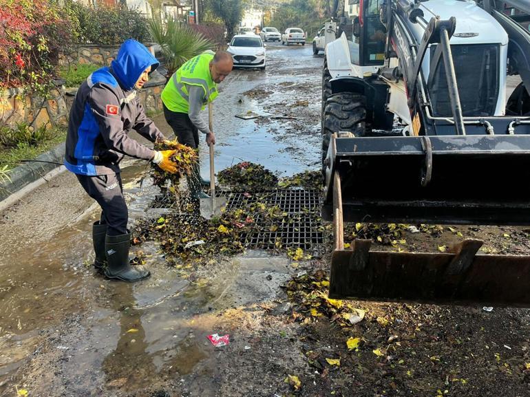 Bodrumda sağanak; evin istinat duvarı çöktü, yollar göle döndü