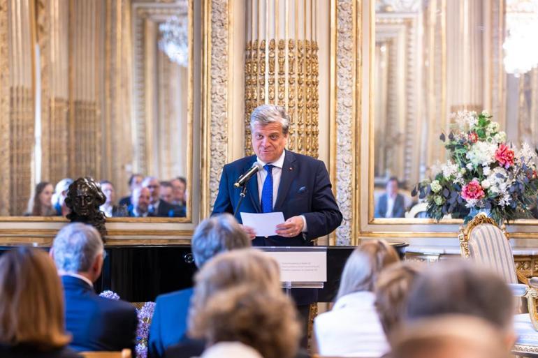 Polonya’nın Paris Büyükelçisi sahte diploma soruşturması nedeniyle görevden uzaklaştırıldı