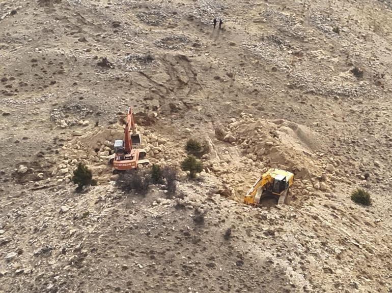 2 iş makinesiyle define arayanlara operasyon: 14 gözaltı