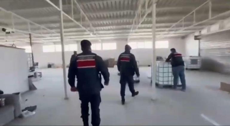 İzmir’de 3 bin 360 litre etil alkol ele geçirildi