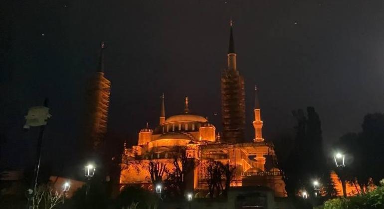 Sultanahmet Camiinde Regaip Kandili dualarla idrak edildi