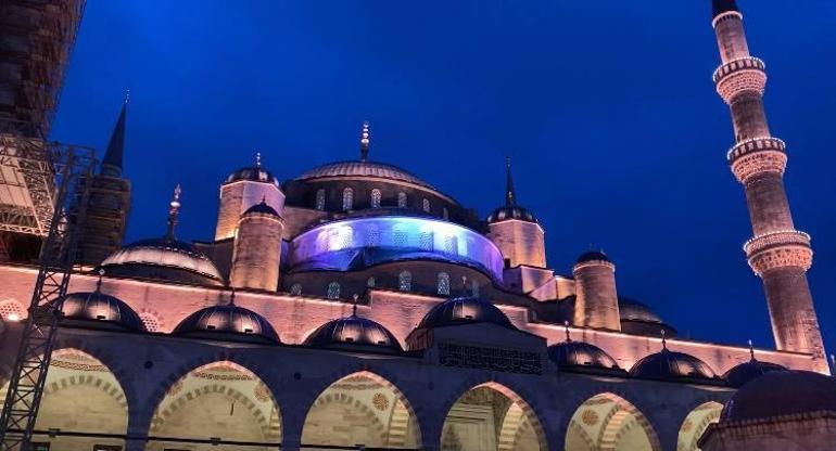 Sultanahmet Camiinde Regaip Kandili dualarla idrak edildi