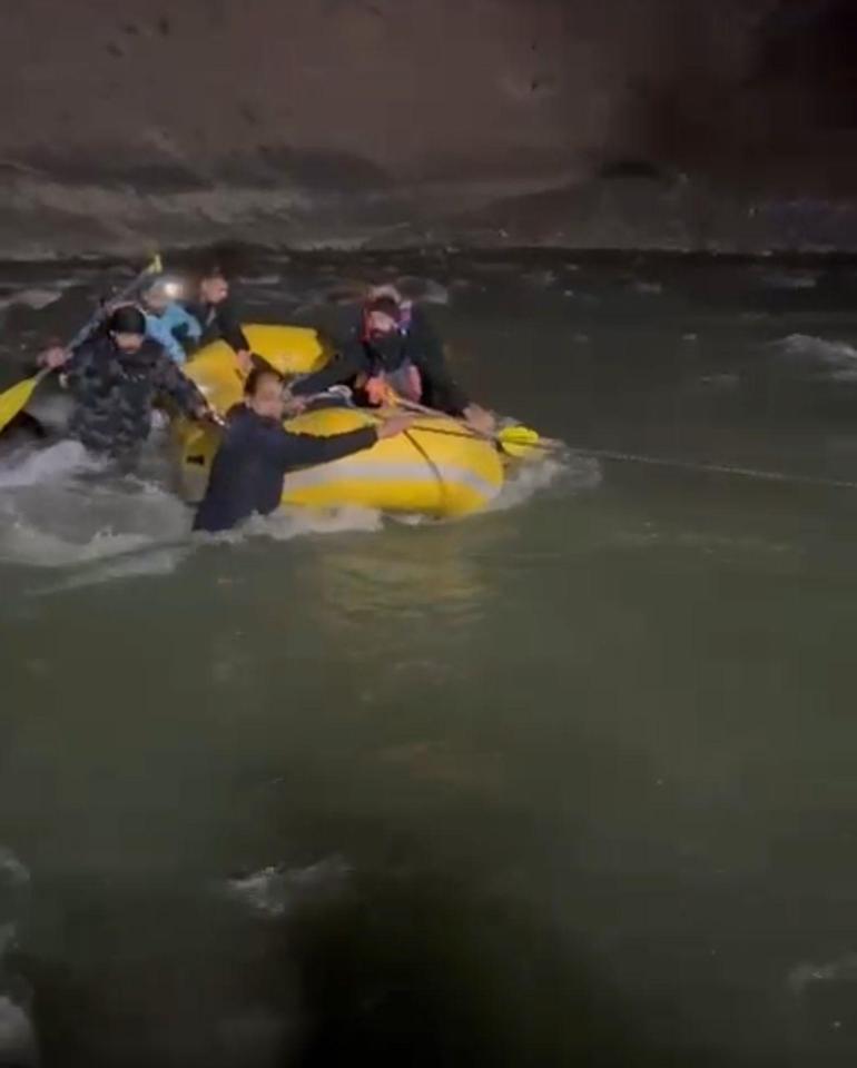 Hakkaride hafif ticari araç Zap Suyuna yuvarlandı; 1 yaralı