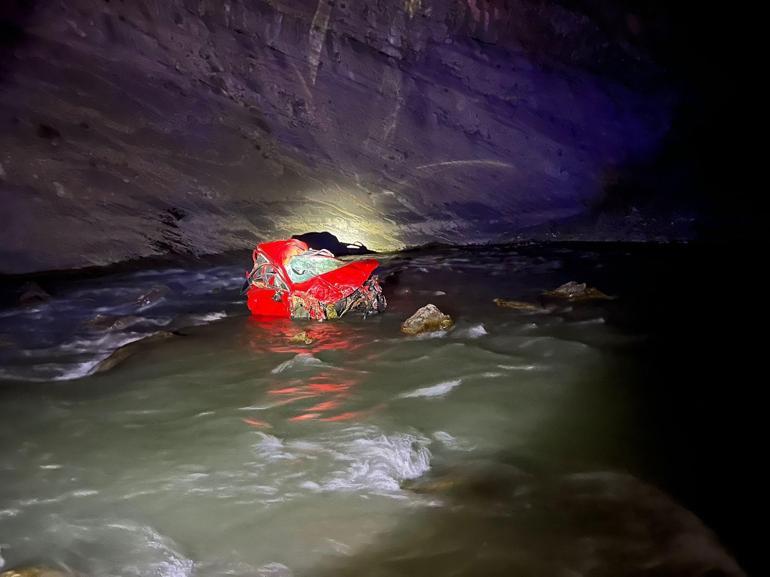 Hakkaride hafif ticari araç Zap Suyuna yuvarlandı; 1 yaralı