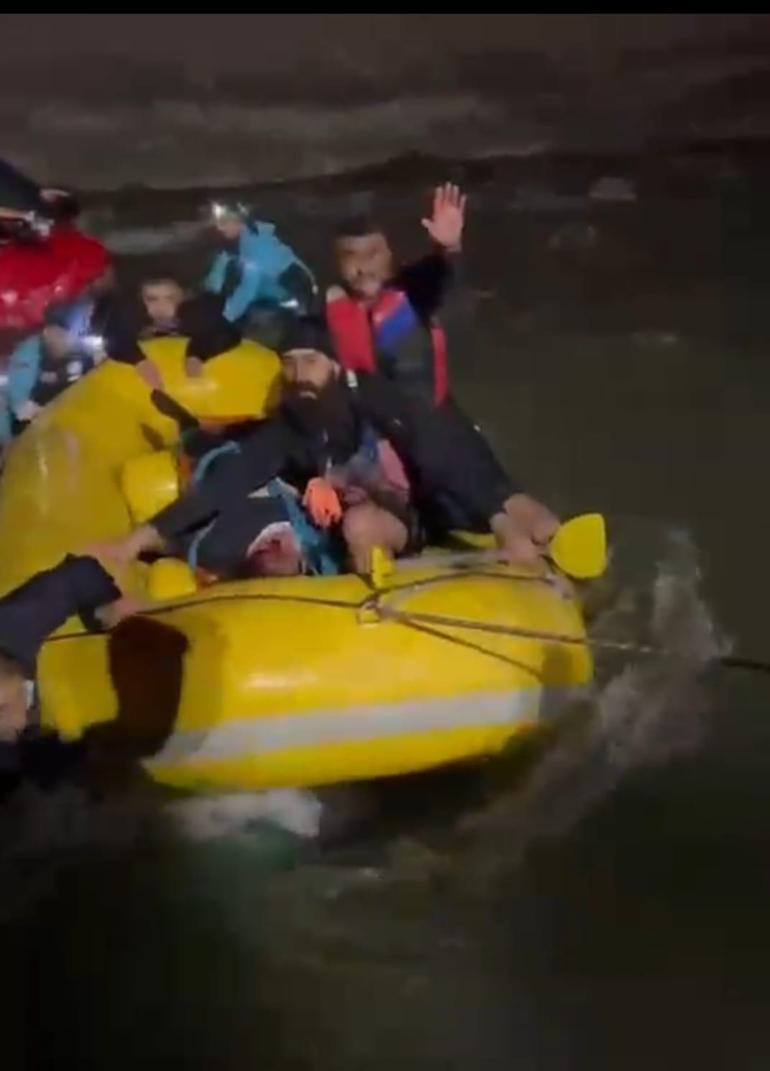 Hakkaride hafif ticari araç Zap Suyuna yuvarlandı; 1 yaralı