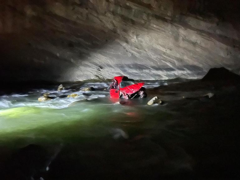 Hakkaride hafif ticari araç Zap Suyuna yuvarlandı; 1 yaralı