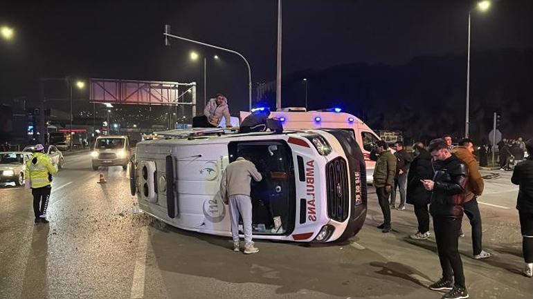 Otomobil ile çarpışan ambulans devrildi; 3 sağlık personeli yaralı