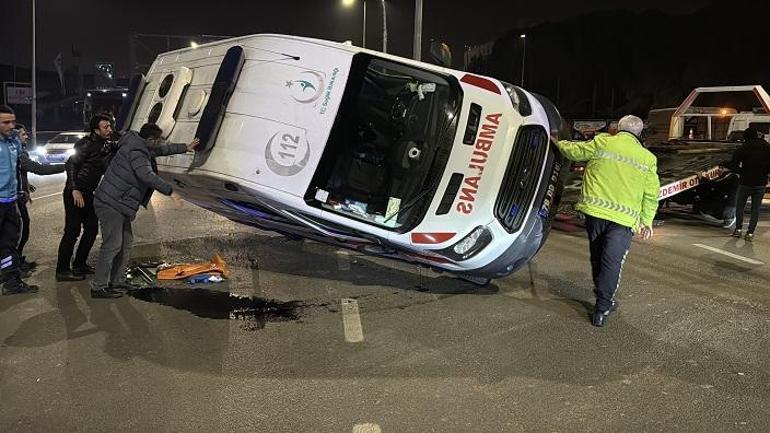 Otomobil ile çarpışan ambulans devrildi; 3 sağlık personeli yaralı